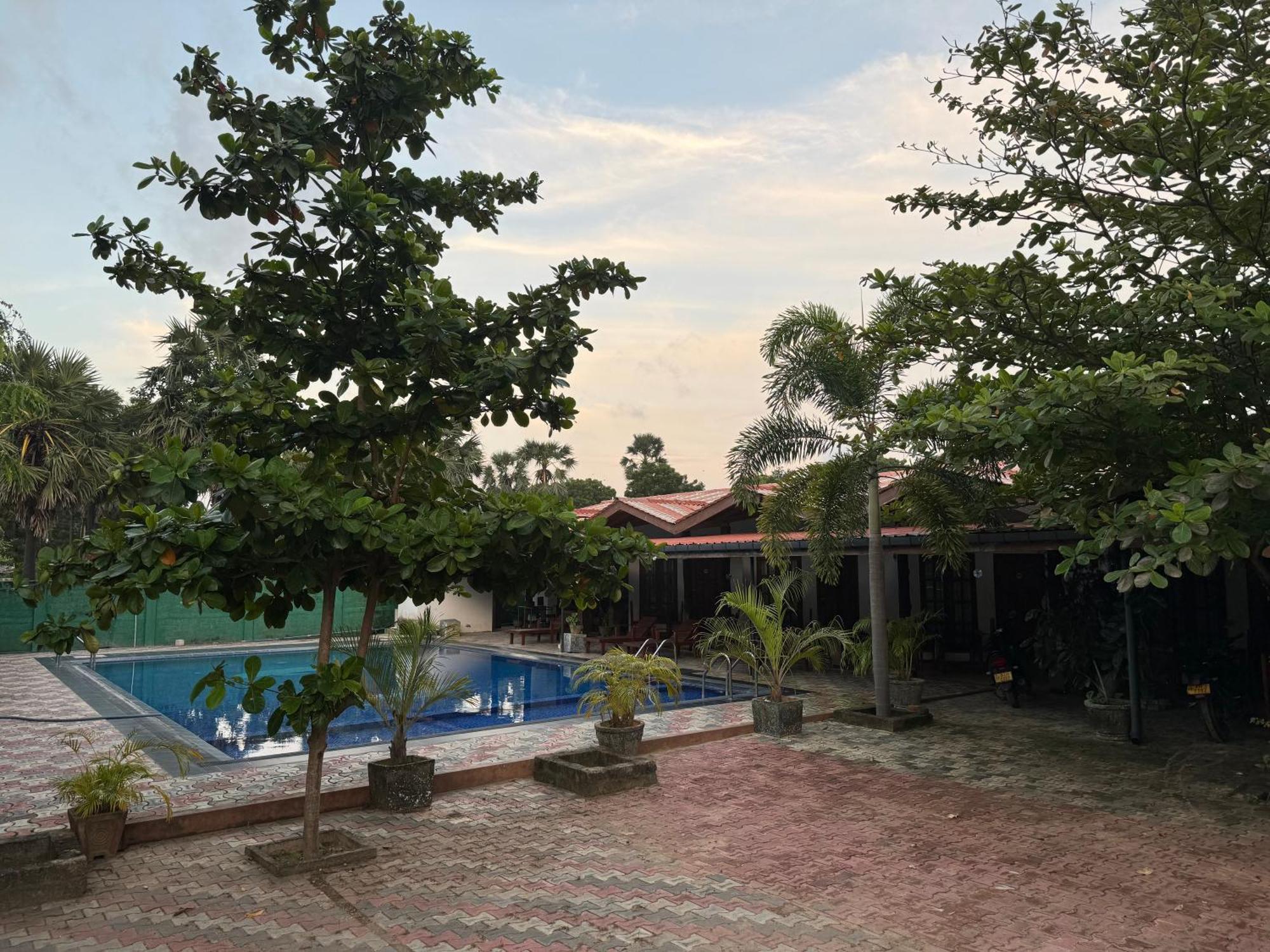 Paris Garden Resort Trincomalee Ngoại thất bức ảnh